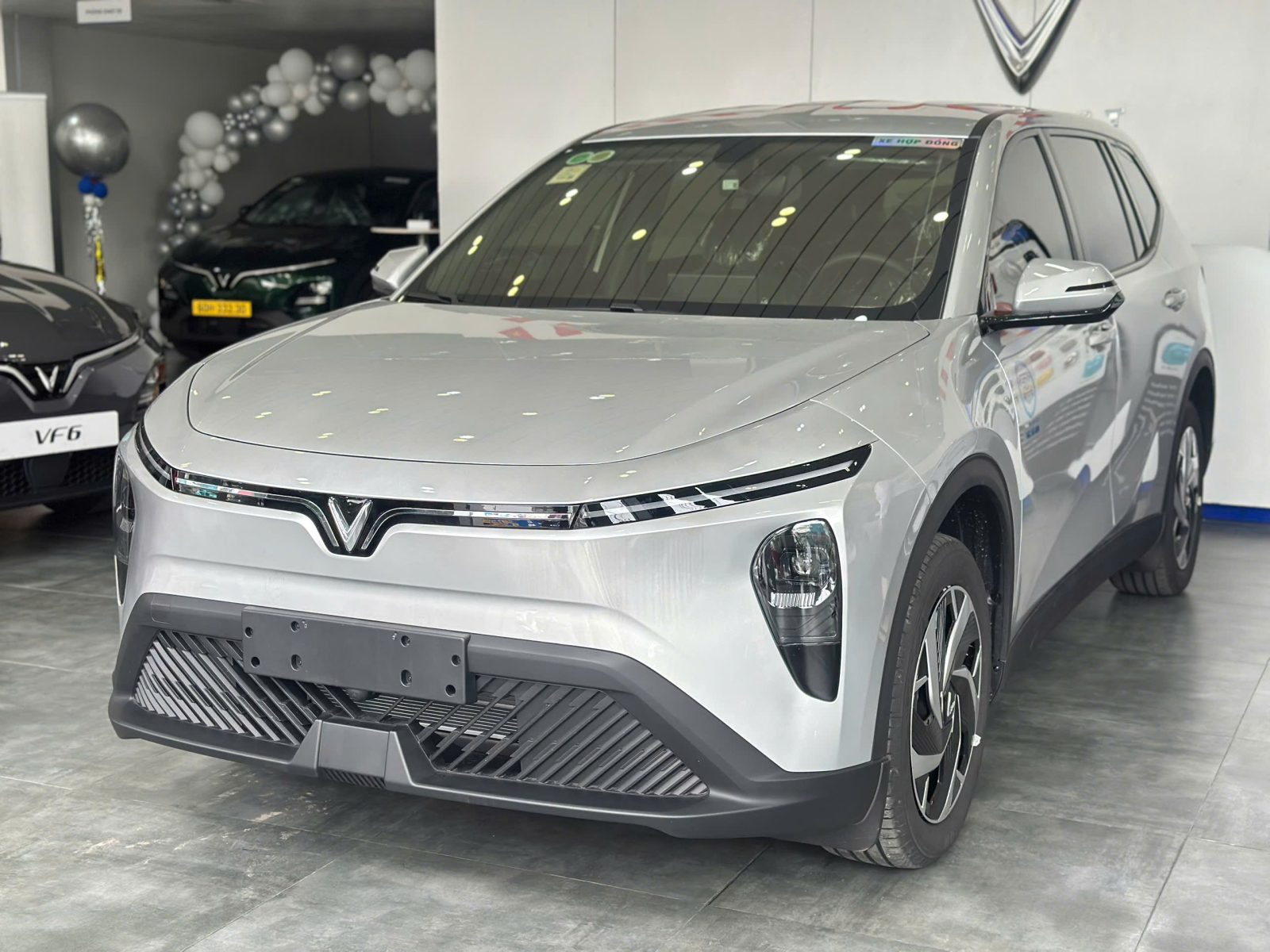 z7154075305463 de22da0b2dfdf60808a3d8b9c04a00c9 Vinfast Limo Green Chính Thức Có Mặt Tại Thị Trường Việt Nam